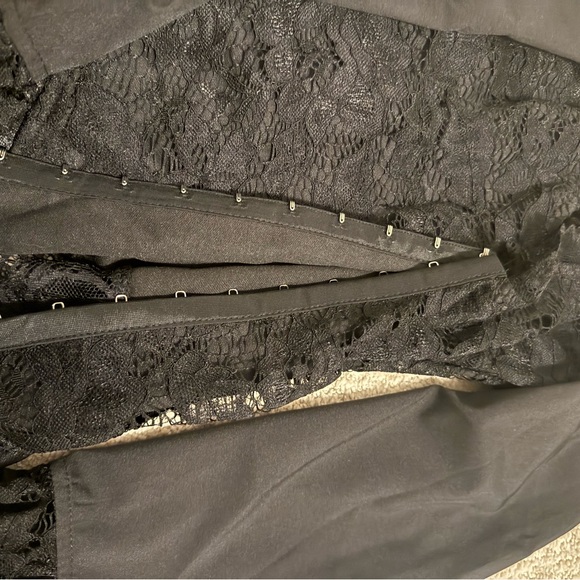 Women’s Urisme Black Lace Blouse w/Clasps and Bell Sleeves
Size Small - Picture 9 of 11